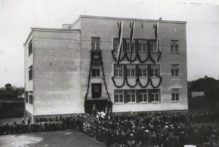 Na zdjęciu: Uroczystość poświęcenia budynku SP 7 i&nbsp;oddania go do&nbsp;użytku - 11.10.1936 r.
