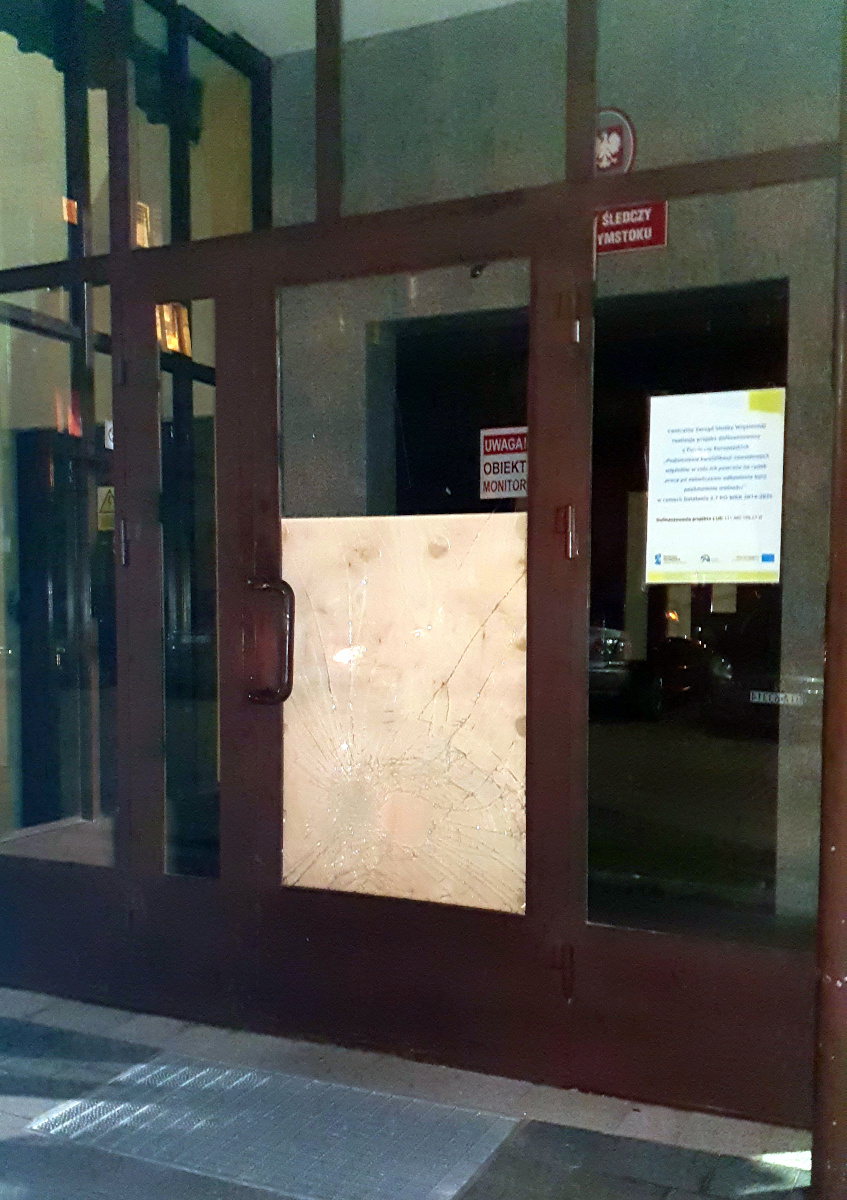 Zniszczone drzwi do&nbsp;poczekalni aresztu śledczego /fot. mat. pras. OISW/