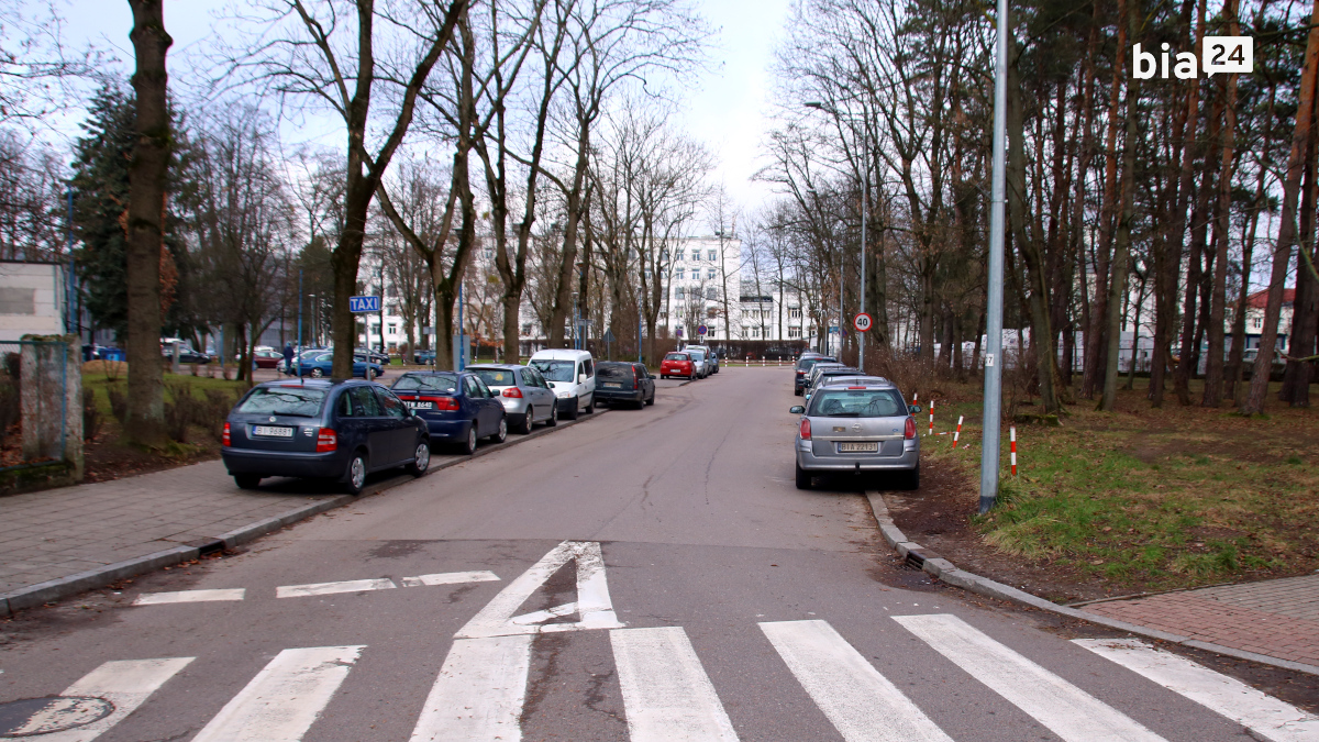 Po obu stronach gęsto obok siebie zaparkowane samochody /fot. H. Korzenny Bia24/