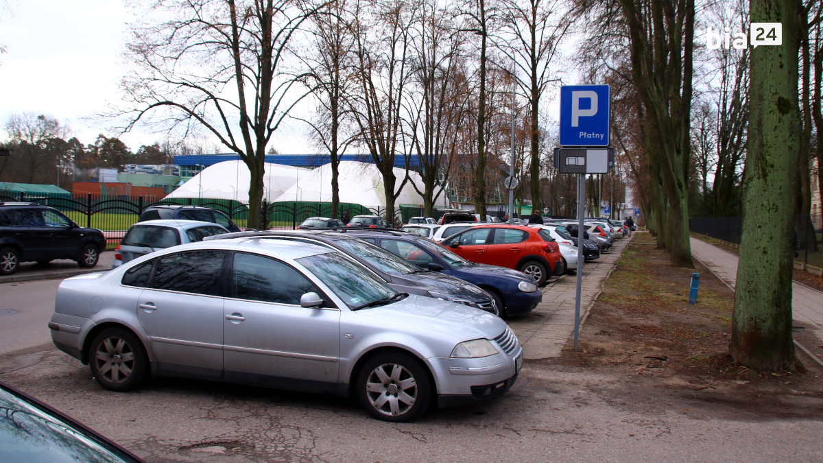 Początek parkingu płatnego - przed nim zaparkowany samochód /fot. H. Korzenny Bia24/