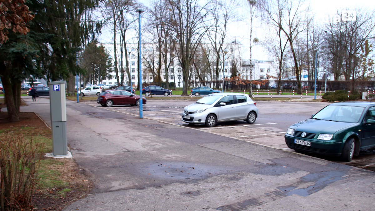 Parking przed halą sportową i&nbsp;parkomat, ale to nie&nbsp;parkomat strefy płatnego parkowania /fot. H. Korzenny Bia24/