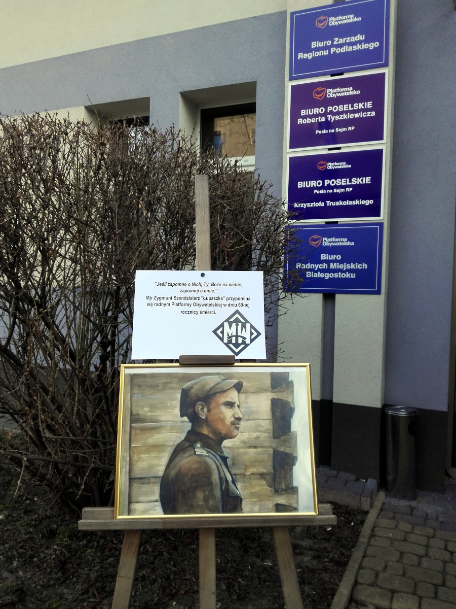 Portret mjr. Łupaszki przed siedzibą Platformy Obywatelskiej w&nbsp;Białymstoku /fot. Młodzież Wszechpolska/