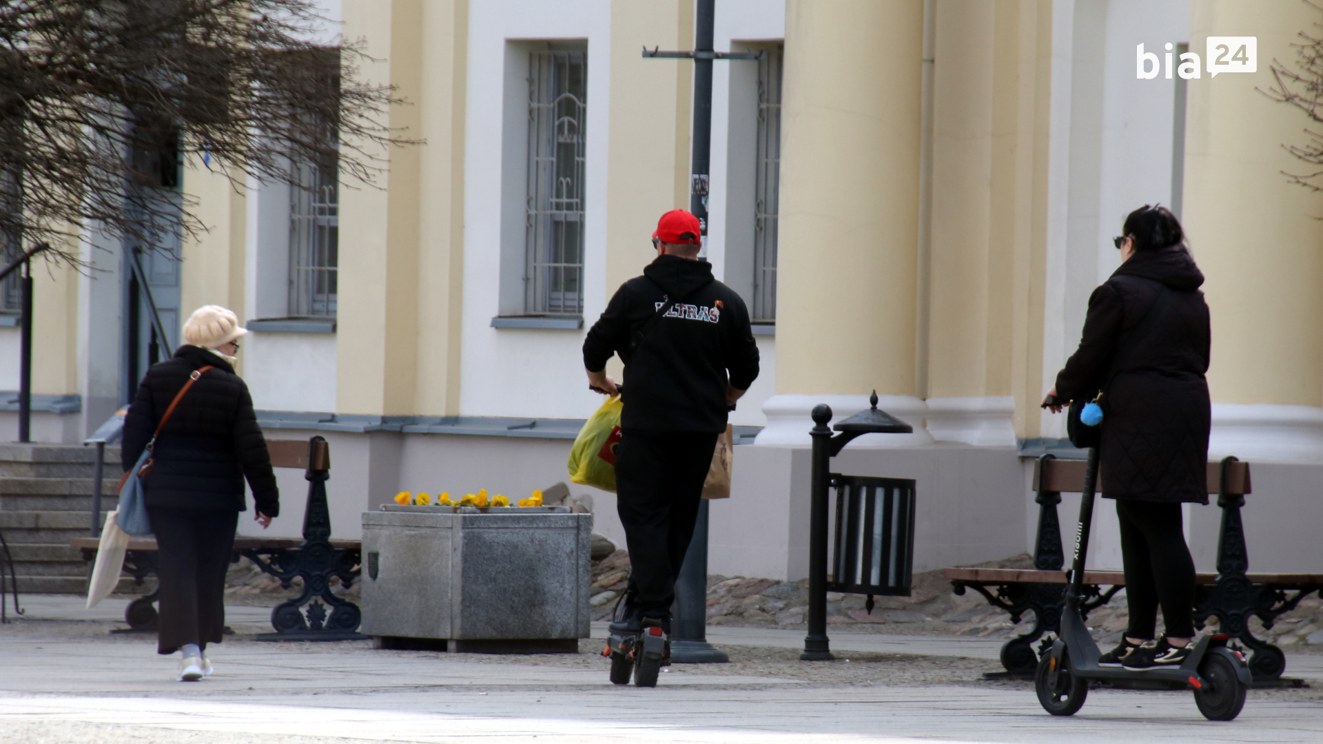 Hulajnogi na&nbsp;placu przed pomnikiem Piłsudskiego [fot. Bia24]