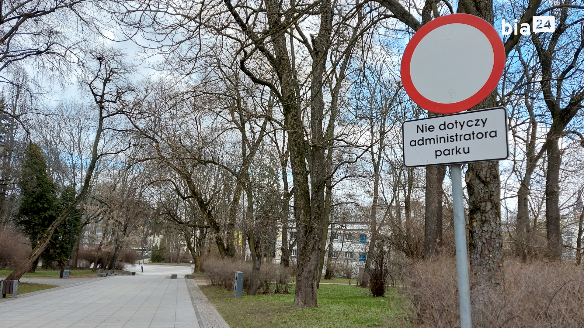 Znak B1 na&nbsp;wjeździe do&nbsp;parku miejskiego [fot. Bia24]