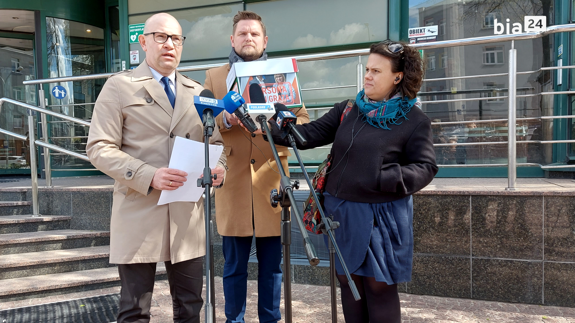 Konferencja prasowa przed siedzibą sejmiku [fot. Bia24]