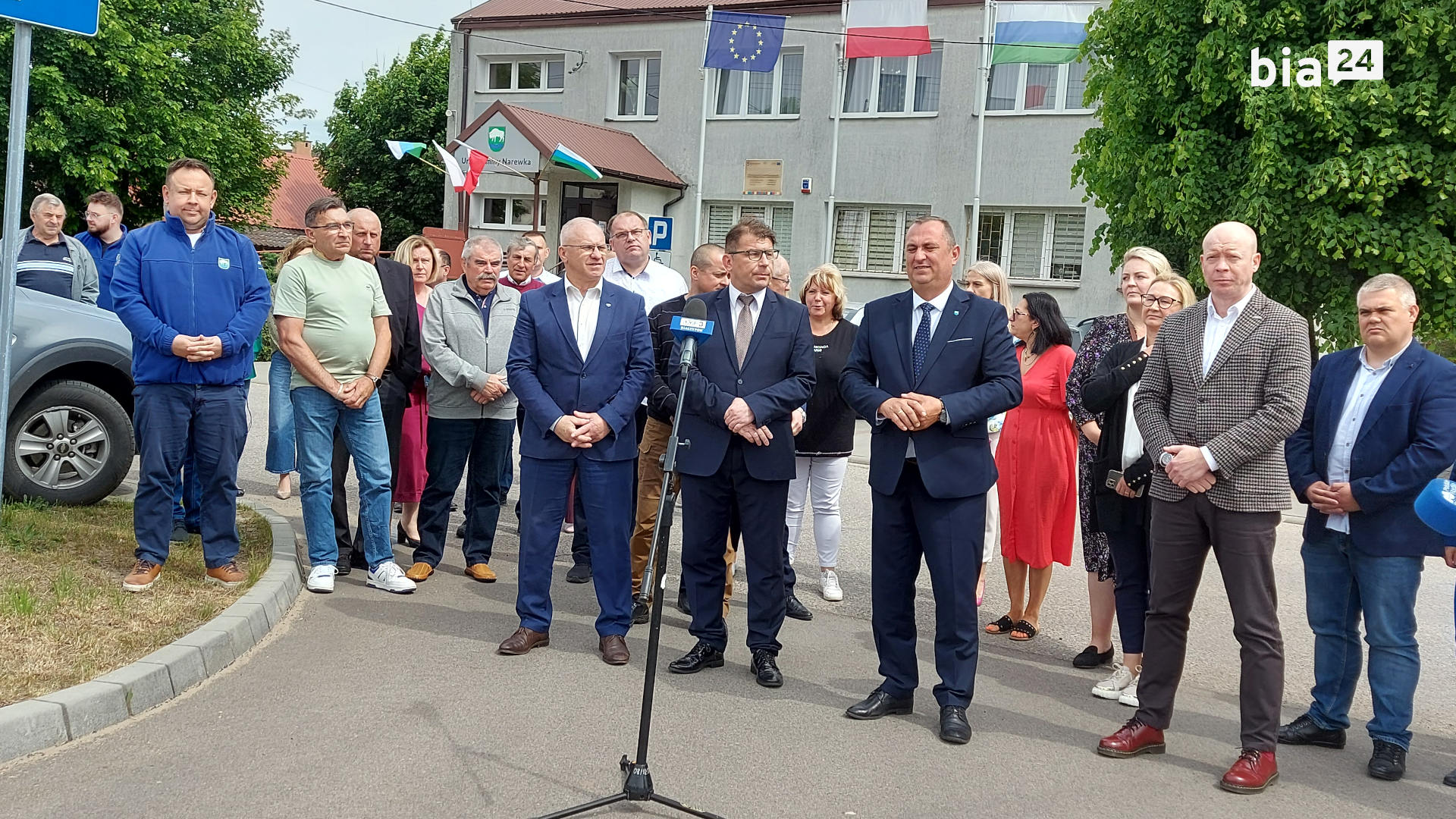 Konferencja prasowa przed Urzędem Gminy w&nbsp;Narewce [fot. Bia24]