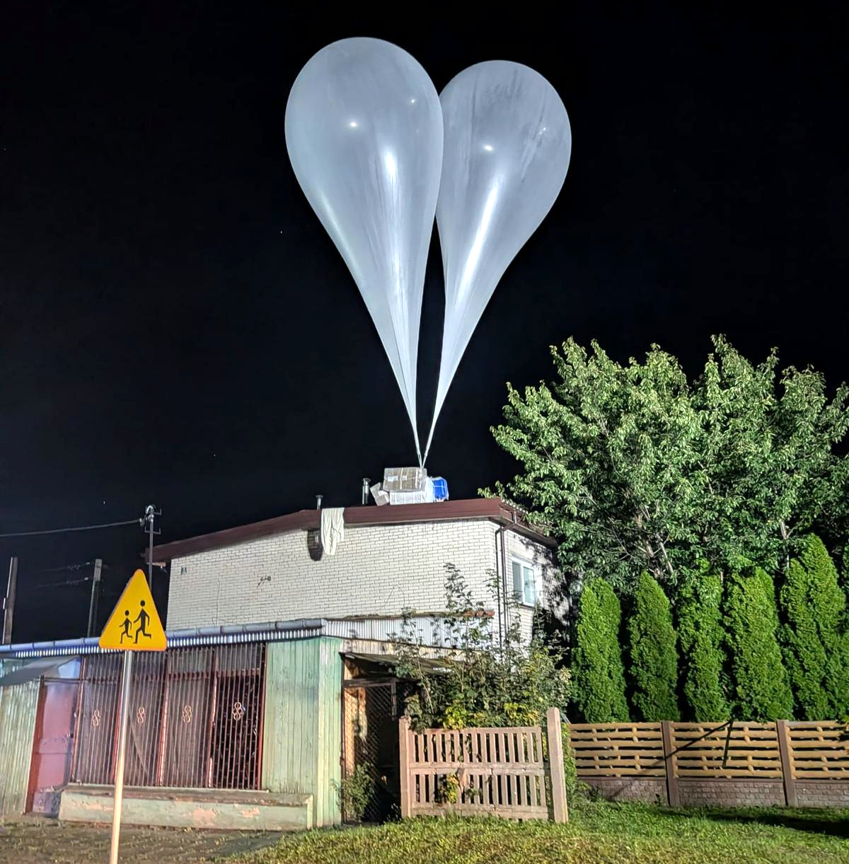 Balony z&nbsp;przemycanymi papierosami [fot. podlaska policja]