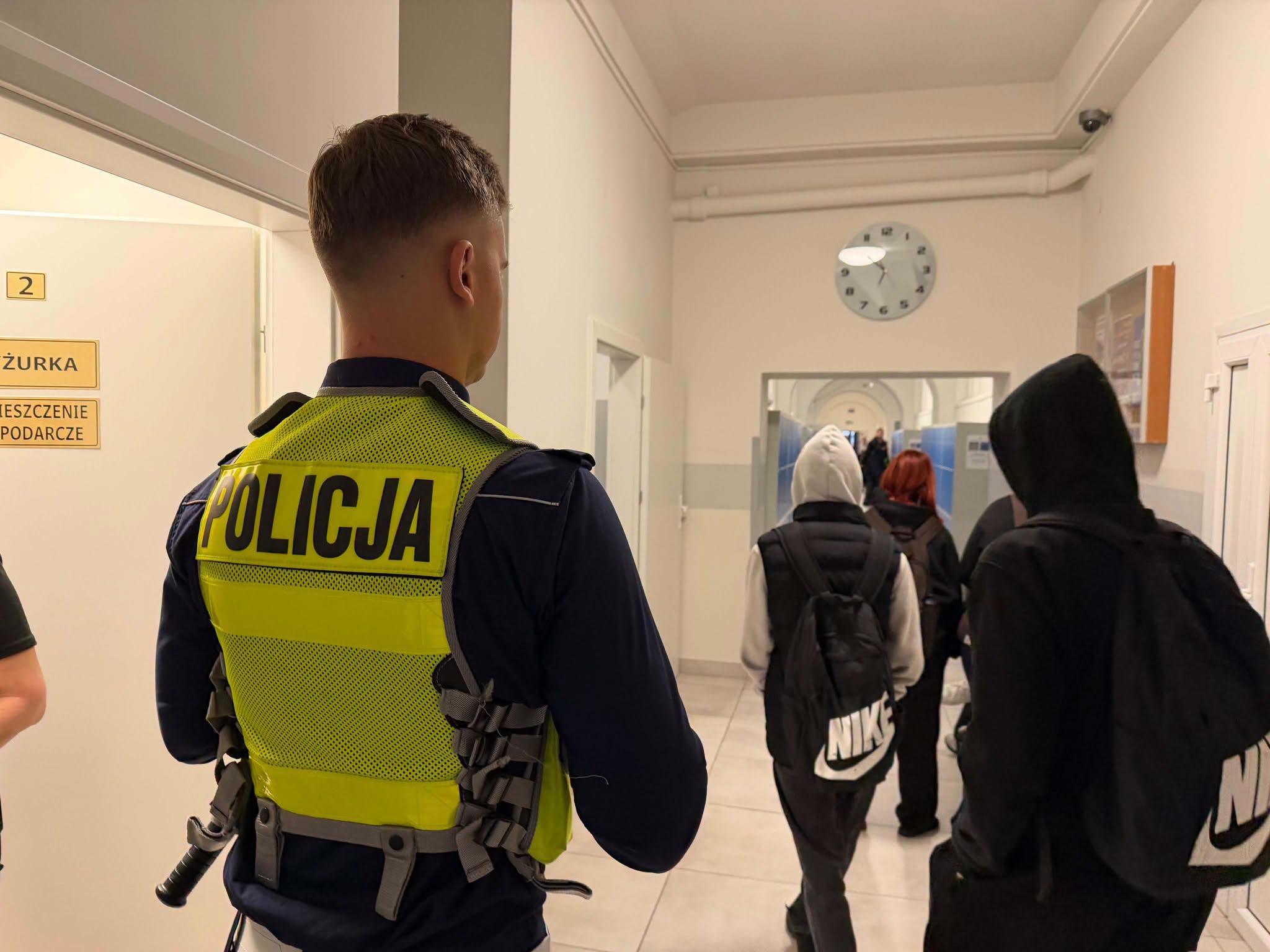 Policjant na&nbsp;szkolnym korytarzu [fot. Podlaska policja]