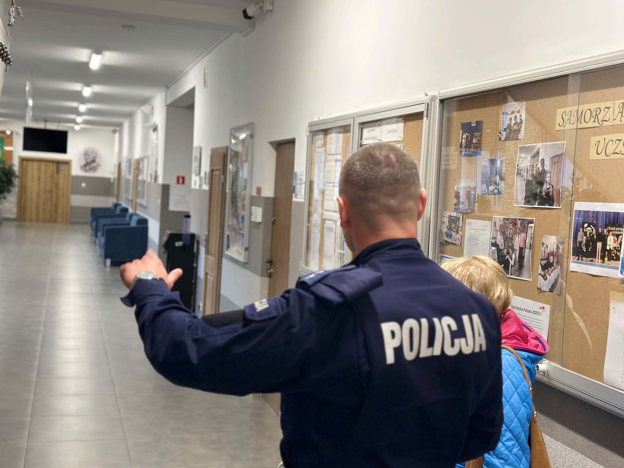 Policjant na&nbsp;szkolnym korytarzu [fot. Podlaska policja]