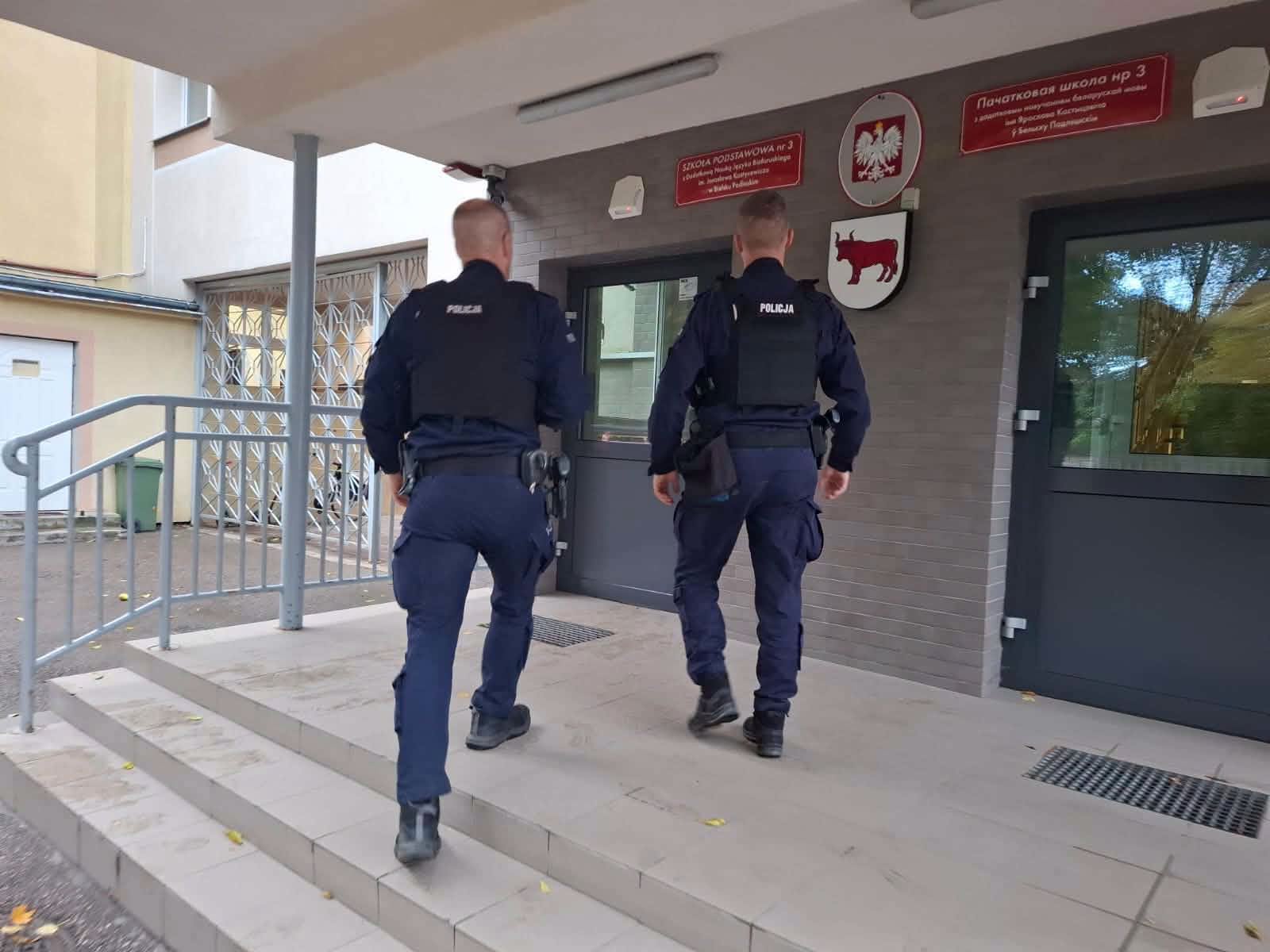 Policjanci przed szkołą [fot. Podlaska policja]