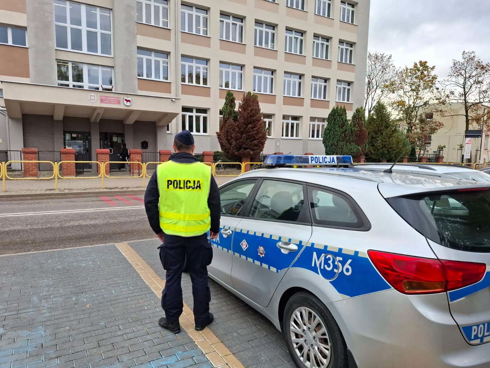 Policjant przed szkołą [fot. Podlaska policja]