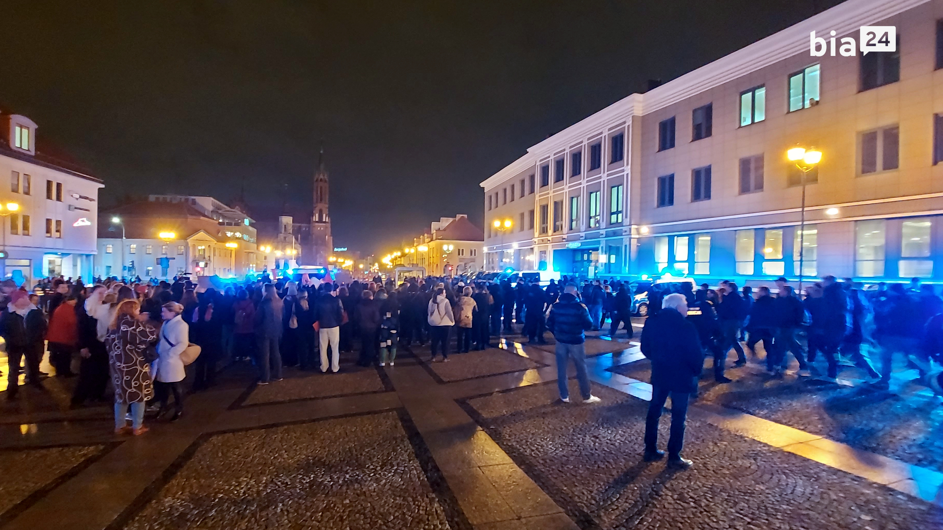 Po prawej stronie maszerujący kibice [fot. Bia24]