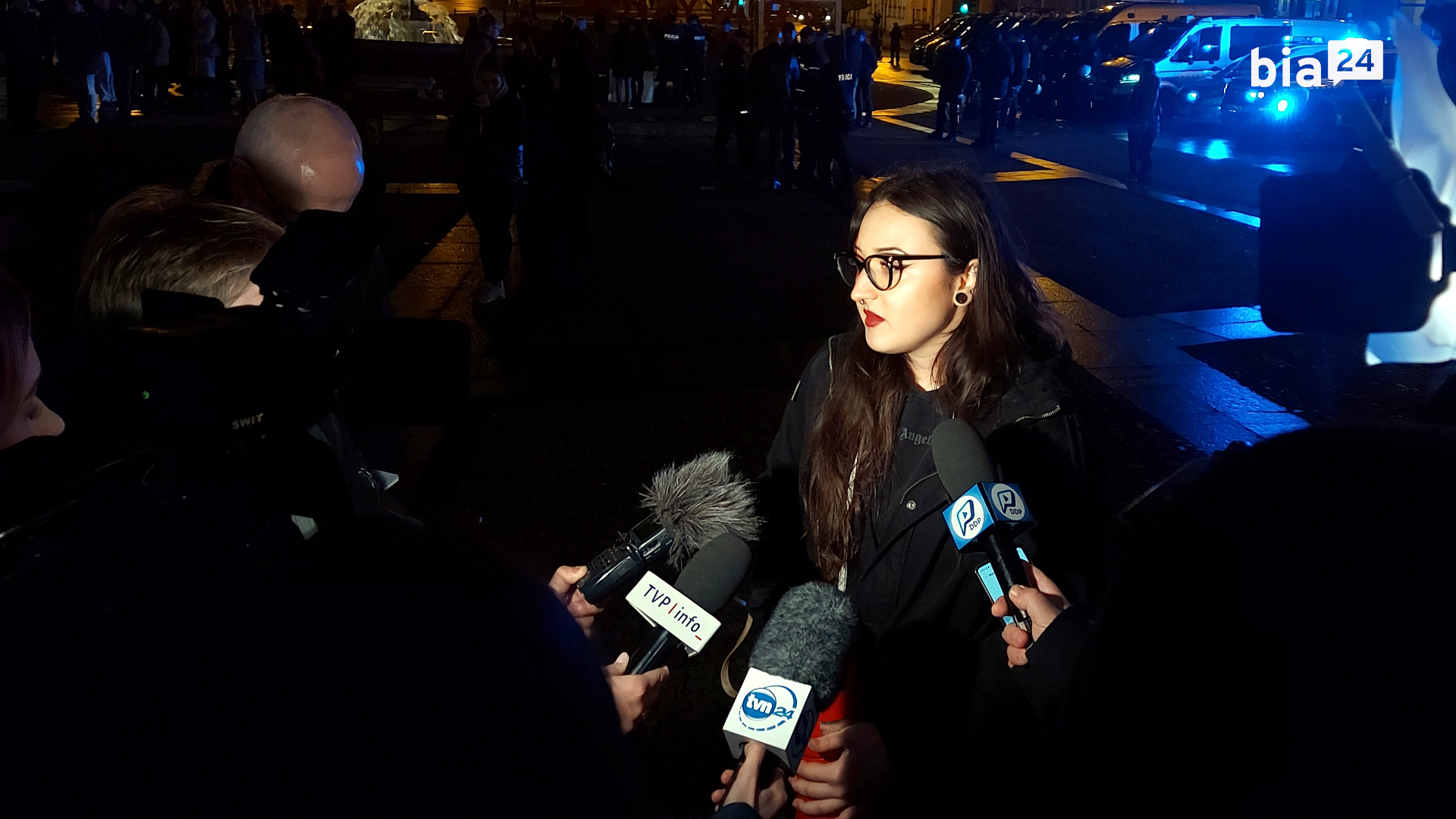 Julia Wysocka i&nbsp;dziennikarze [fot. Bia24]
