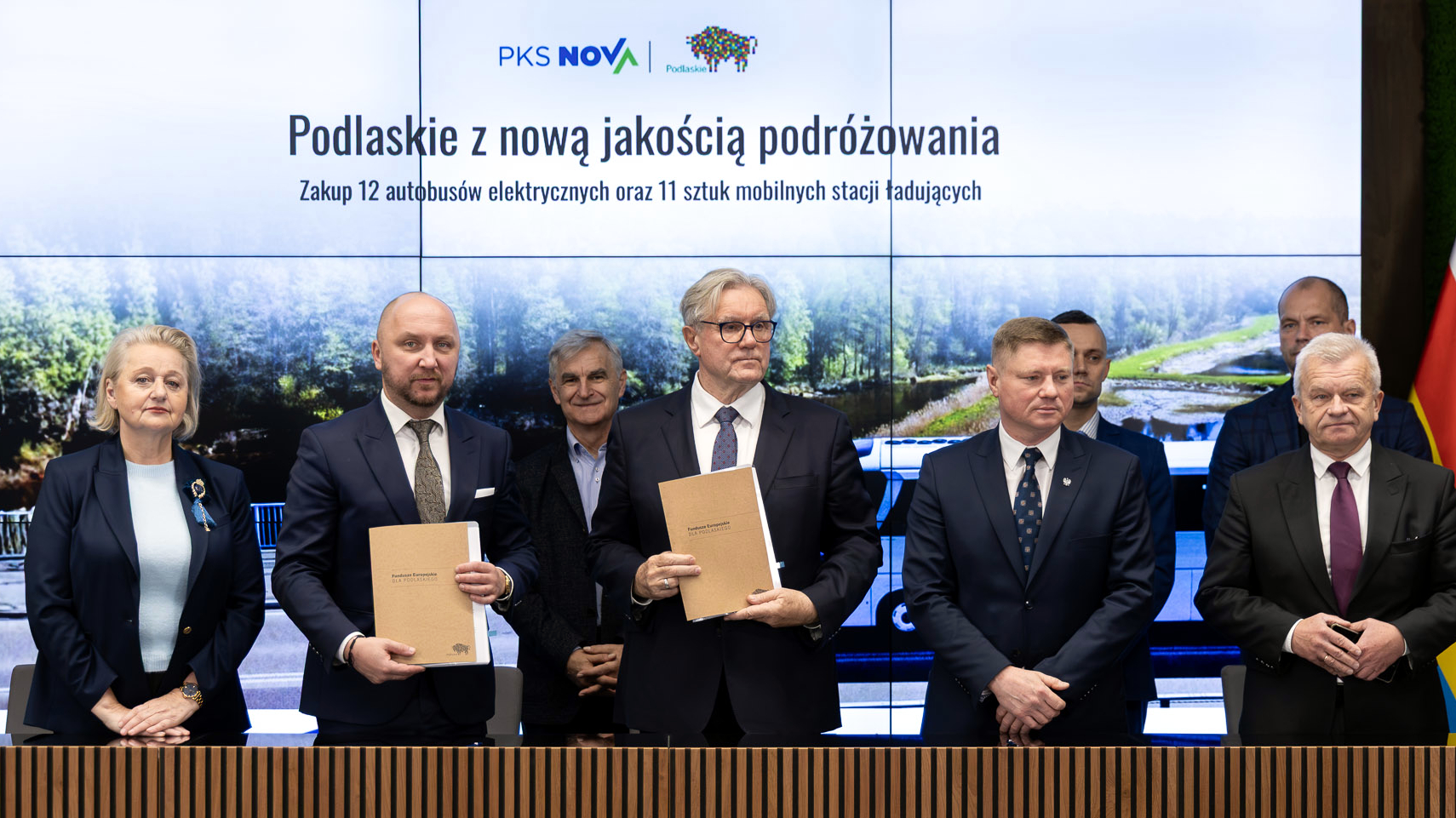 Podpisanie umowy na&nbsp;dofinansowanie PKS Nova [fot. K. Duszyński UMWP]