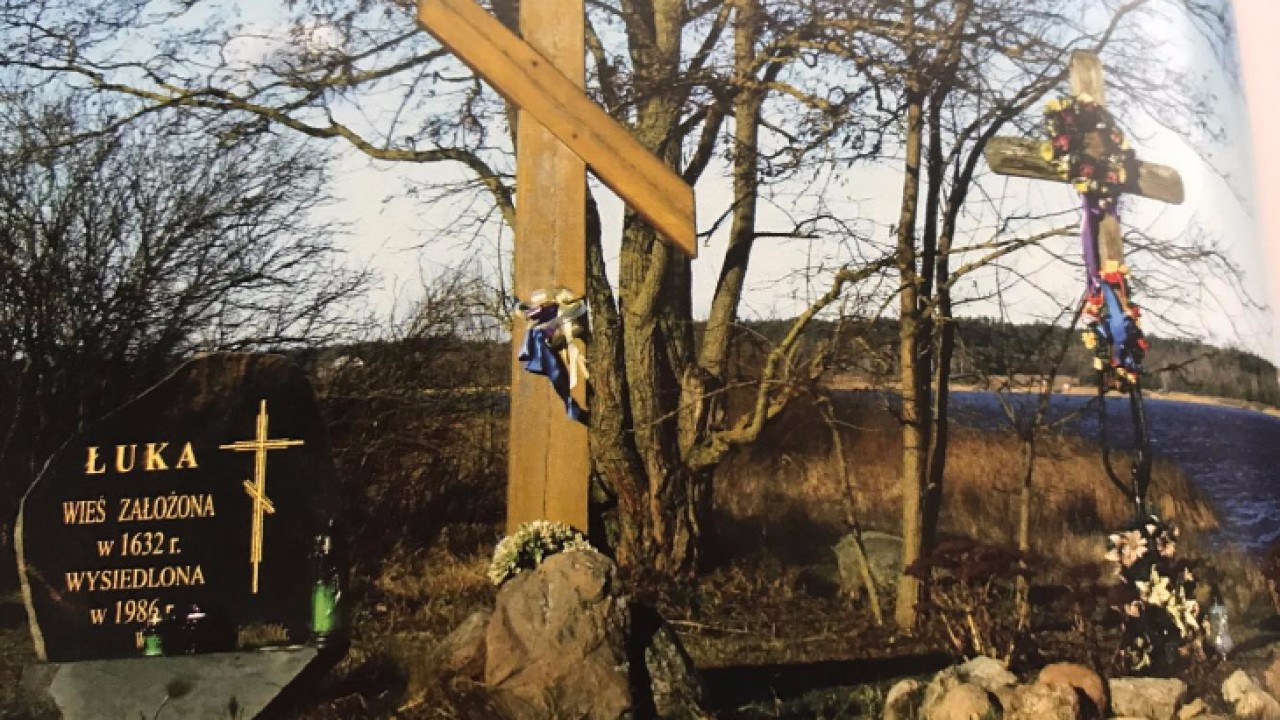 Krzyże i tablica upamiętniająca dawną wieś Łuka [źródło A.Kardasz pt.:Obraz którego nie ma] 
