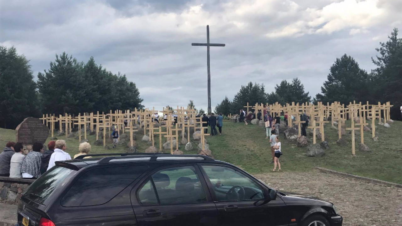 Drewniane krzyże przy pomniku w Gibach