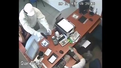 VIDEO. Poszukiwany sprawca napadu na&nbsp;bank