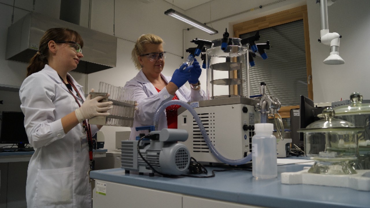 Mgr Iwona Misztalewska-Turkowicz (z lewej) podczas badań pod kierunkiem dr hab. Agnieszki Wilczewskiej (z prawej) z Instytutu Chemii UwB. 