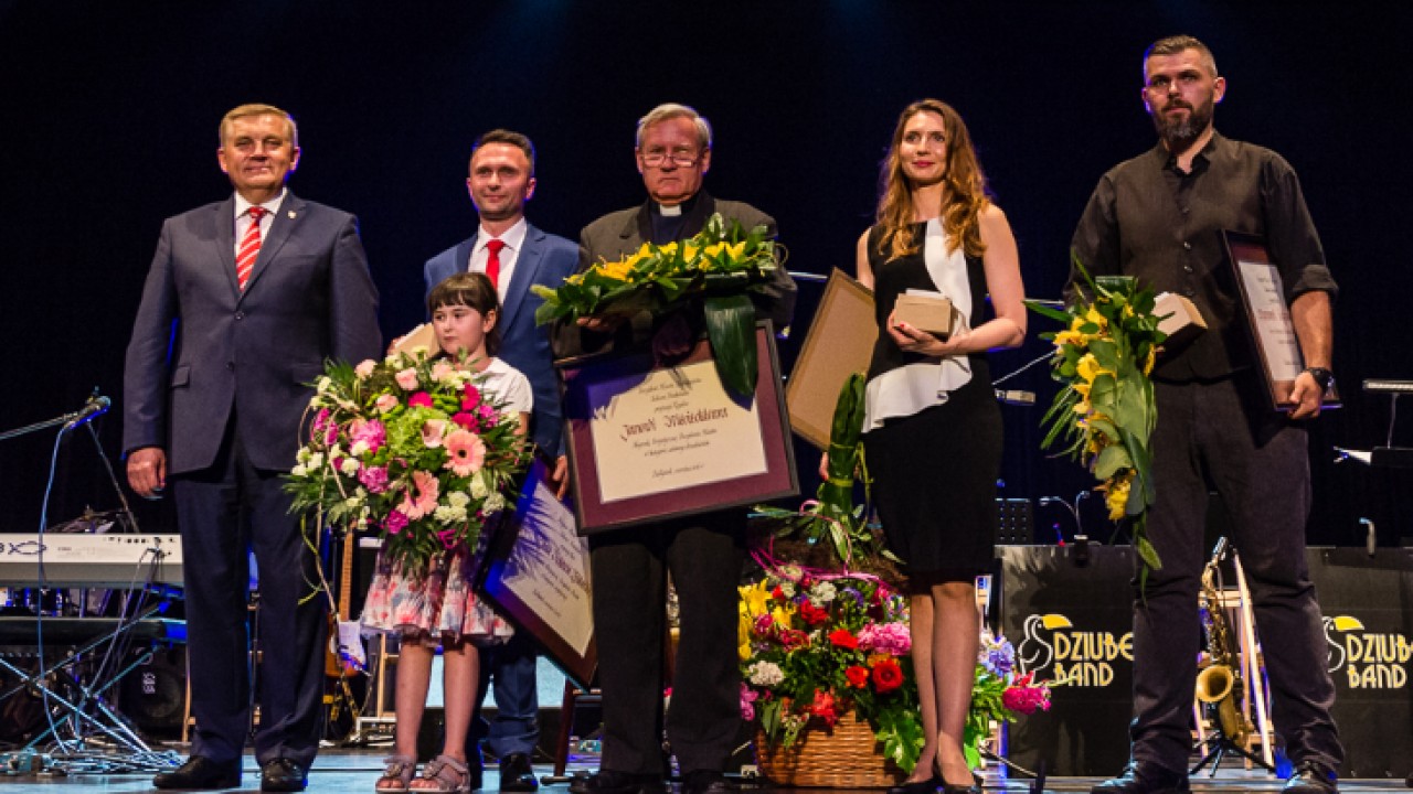Nagroda Artystyczna, w poprzednim roku otrzymali ją: Bożena Violetta Bielecka, Anna Moniuszko, Marcin Koziński i ks. dr Jan Nieciecki/ www.bialystok.pl