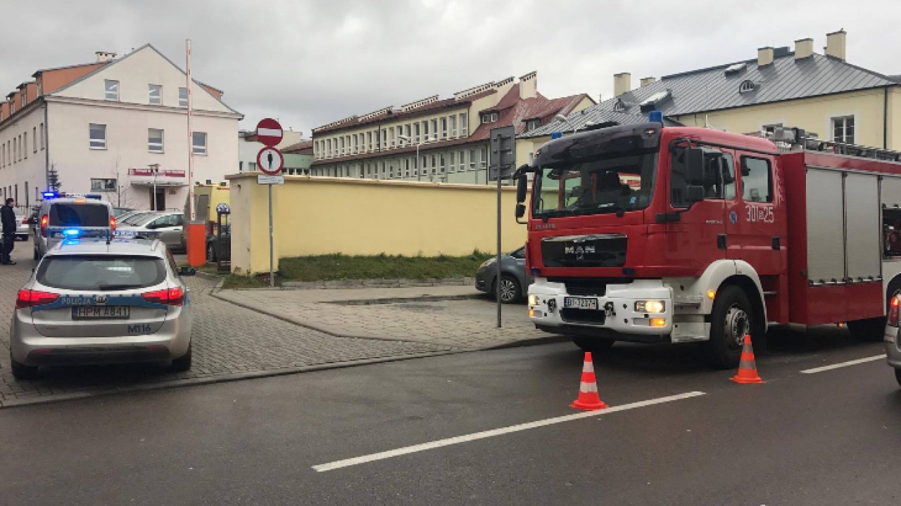 VIDEO. Trwa ewakuacja białostockiej "Odzieżówki" przy ul. H. Sienkiewicza. Ktoś rozpylił gaz