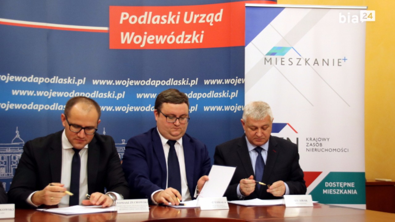 Podpisanie umowy z burmistrzem Hajnówki (pierwszy z prawej) /fot. H. Korzenny/