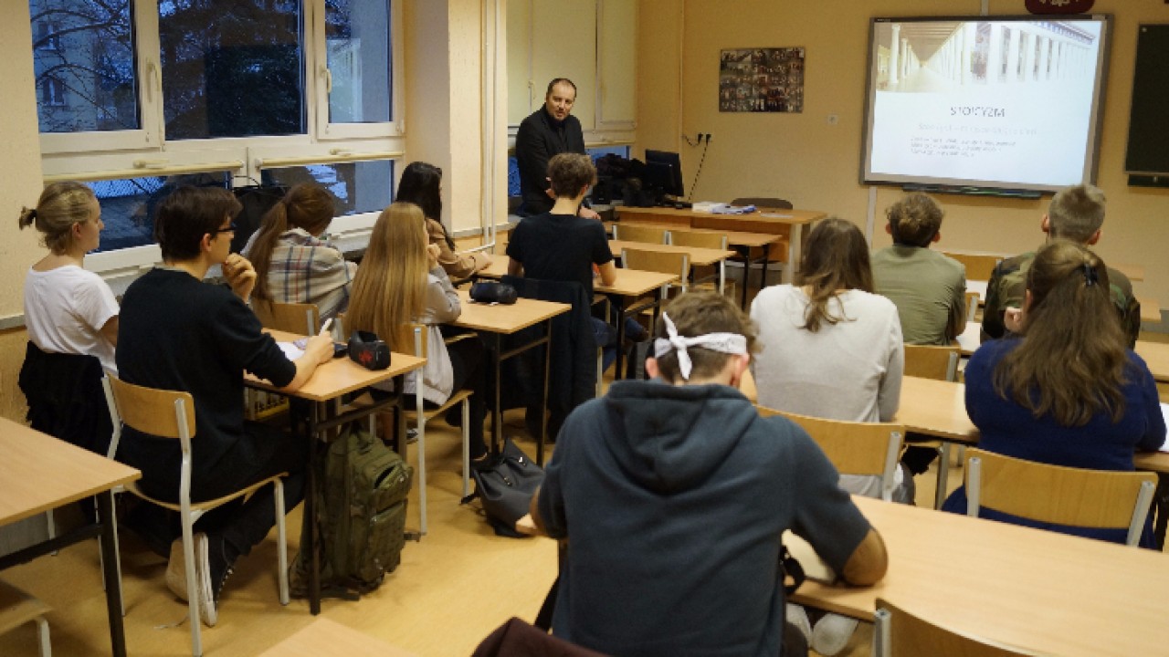 Uczniowie II LO w Białymstoku podczas zajęć z dr. Bartoszem Kuźniarzem z UwB /fot. UwB/