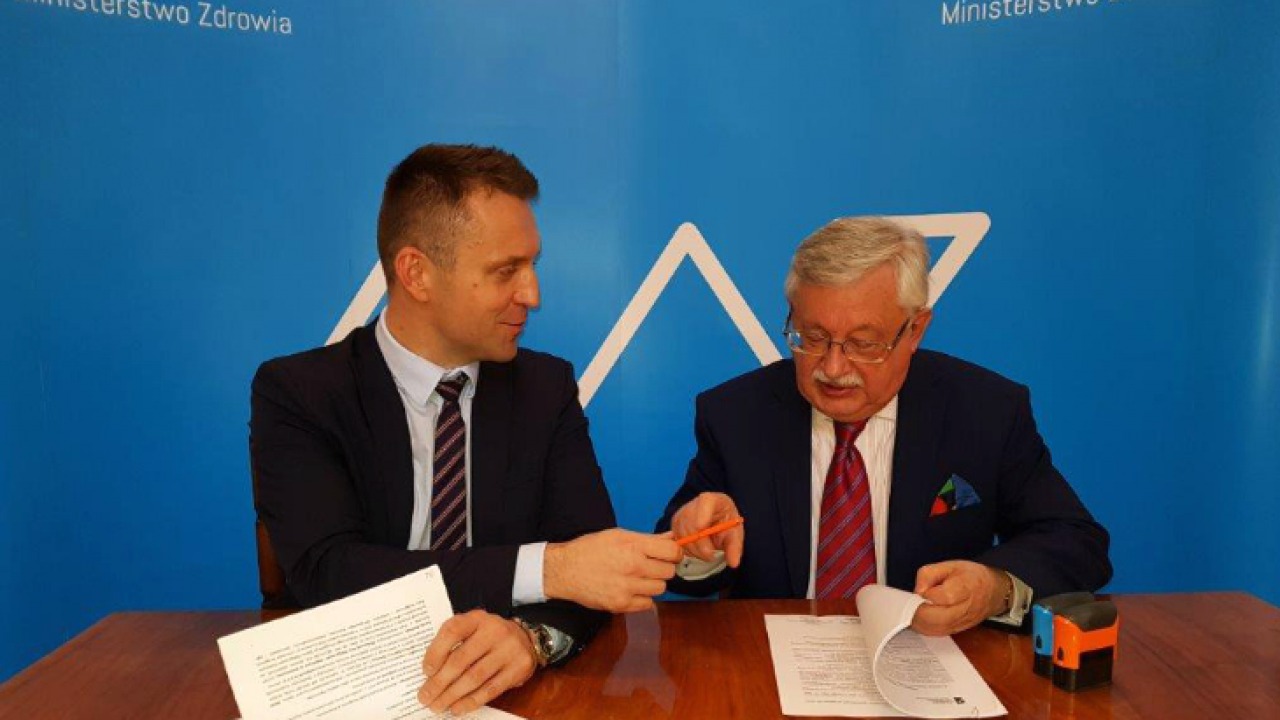 Moment podpisania umowy przez rektora WSMed prof. Lecha Chyczewskiego  /foto:BIA24/