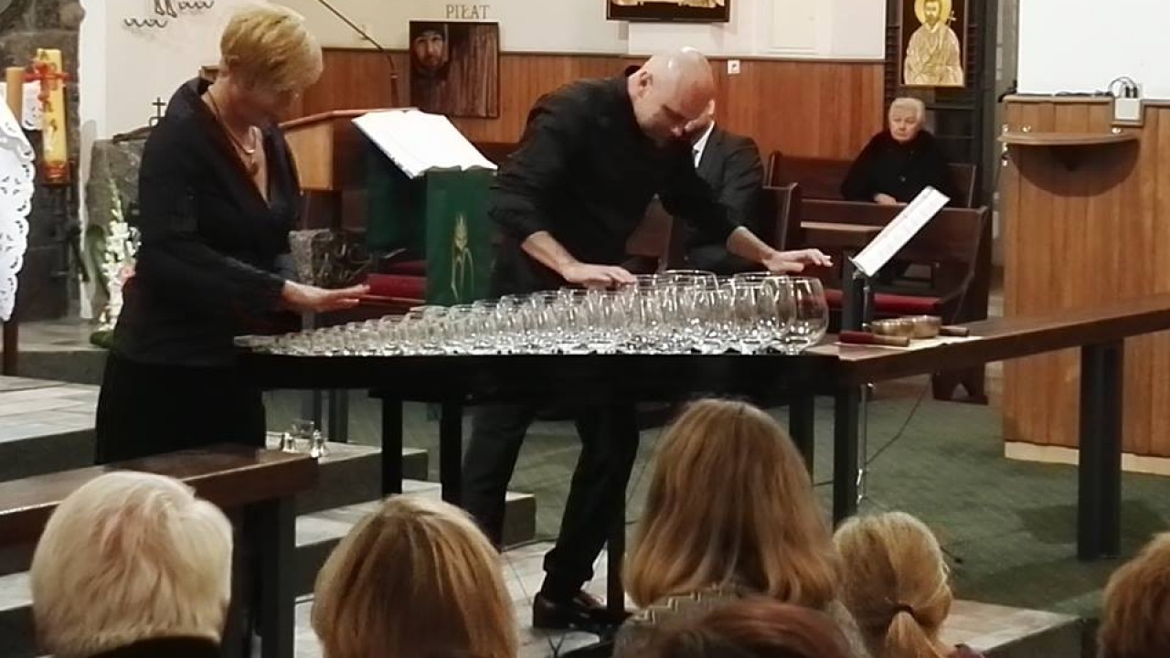 Glassduo. Koncert na szklanej harfie. Kościół w Wasilkowie.
