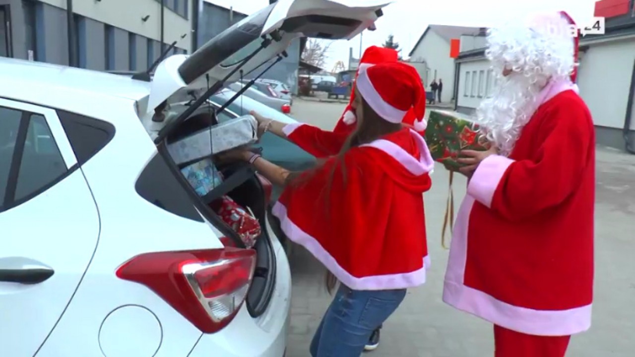 VIDEO. Mikołaje i&nbsp;śnieżynki z&nbsp;Fundacji Pomóż Im spełniają świąteczne marzenia