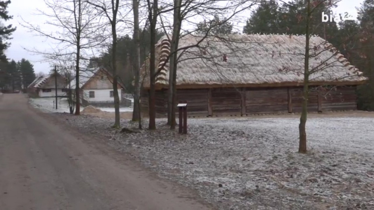 VIDEO. Trzy zabytkowe stodoły stanęły w&nbsp;białostockim skansenie