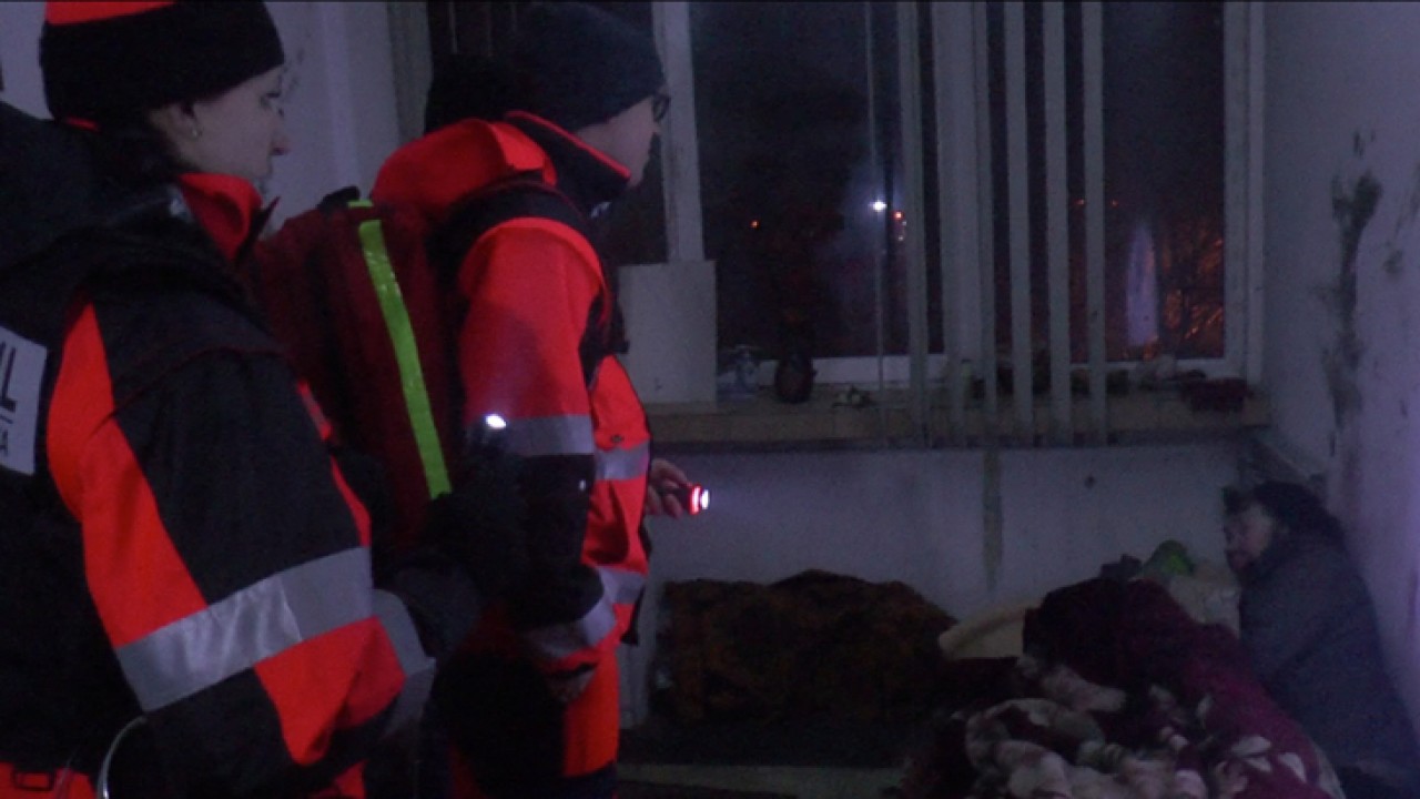 VIDEO. Akcja Zimowy Ratownik. Pod osłoną nocy pomagają bezdomnym