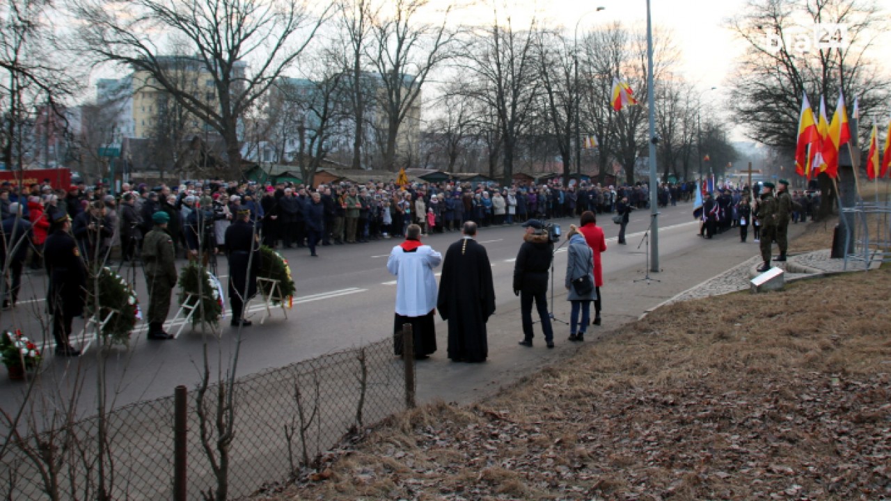 Uroczystości przed pomnikiem przy ul. Poleskiej 