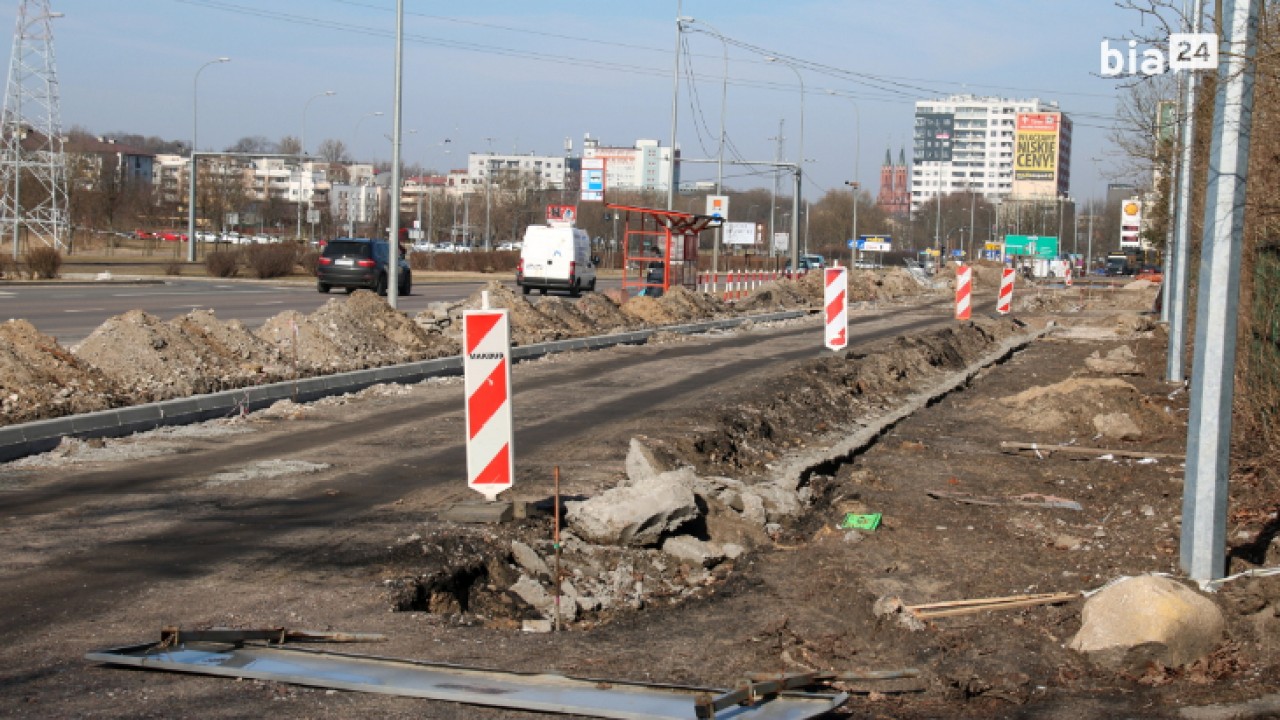 Nowy tymczasowy przejazd wzdluż ul. Branickiego /fot. H. korzenny/