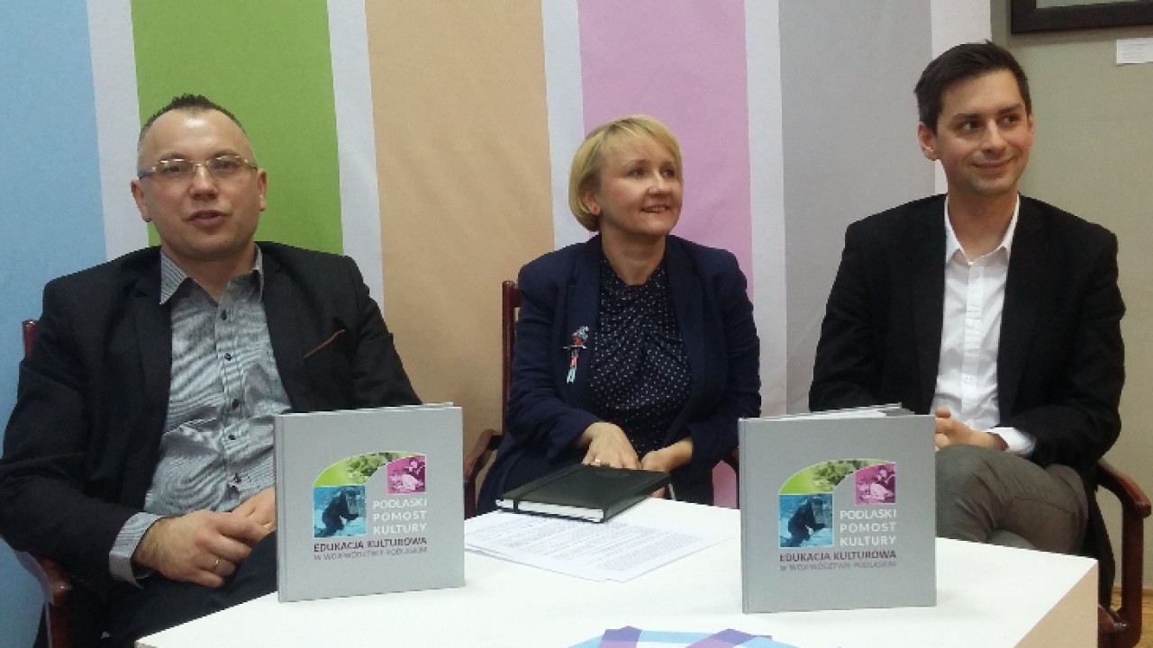 Cezary Mielko, dyrektor WOAK; Katarzyna Sztop- Rutkowska, Maciej Białous z Fundacji SocLab /fot. Bia24/