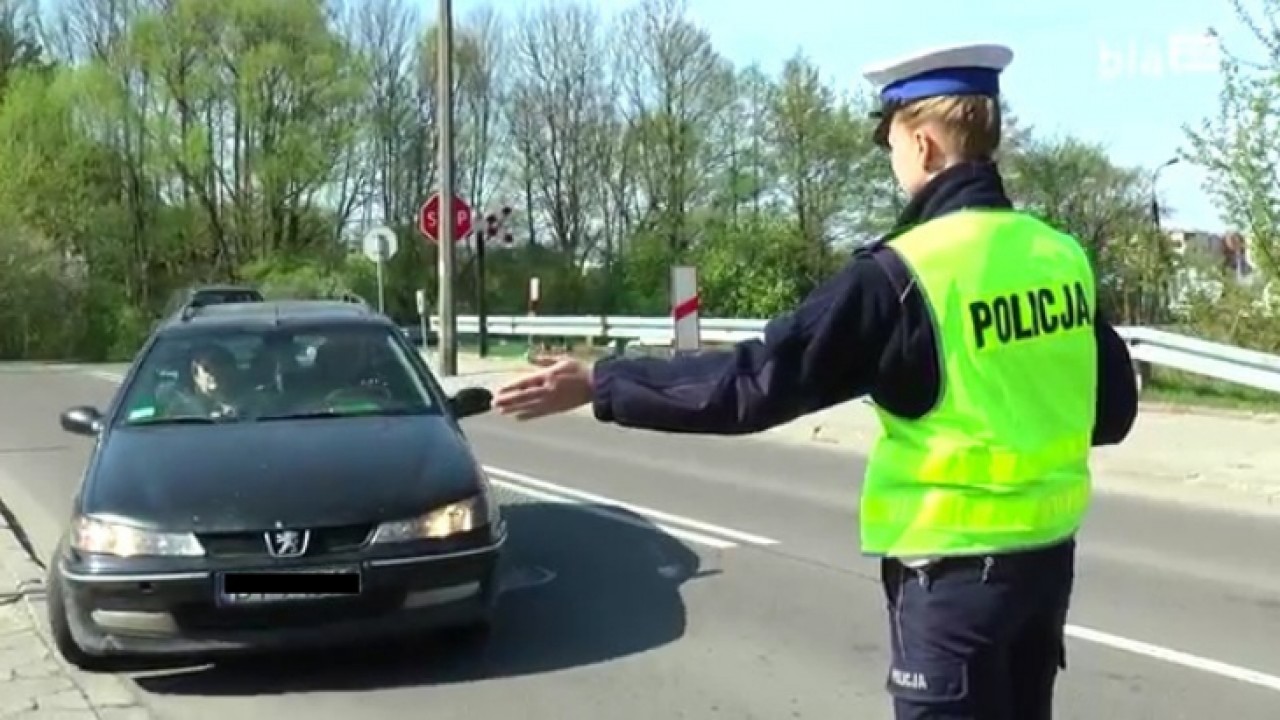 VIDEO. Policja zatrzymywała na&nbsp;przejeździe kolejowym. Trwa akcja Bezpieczny przejazd - Szlaban na&nbsp;ryzyko
