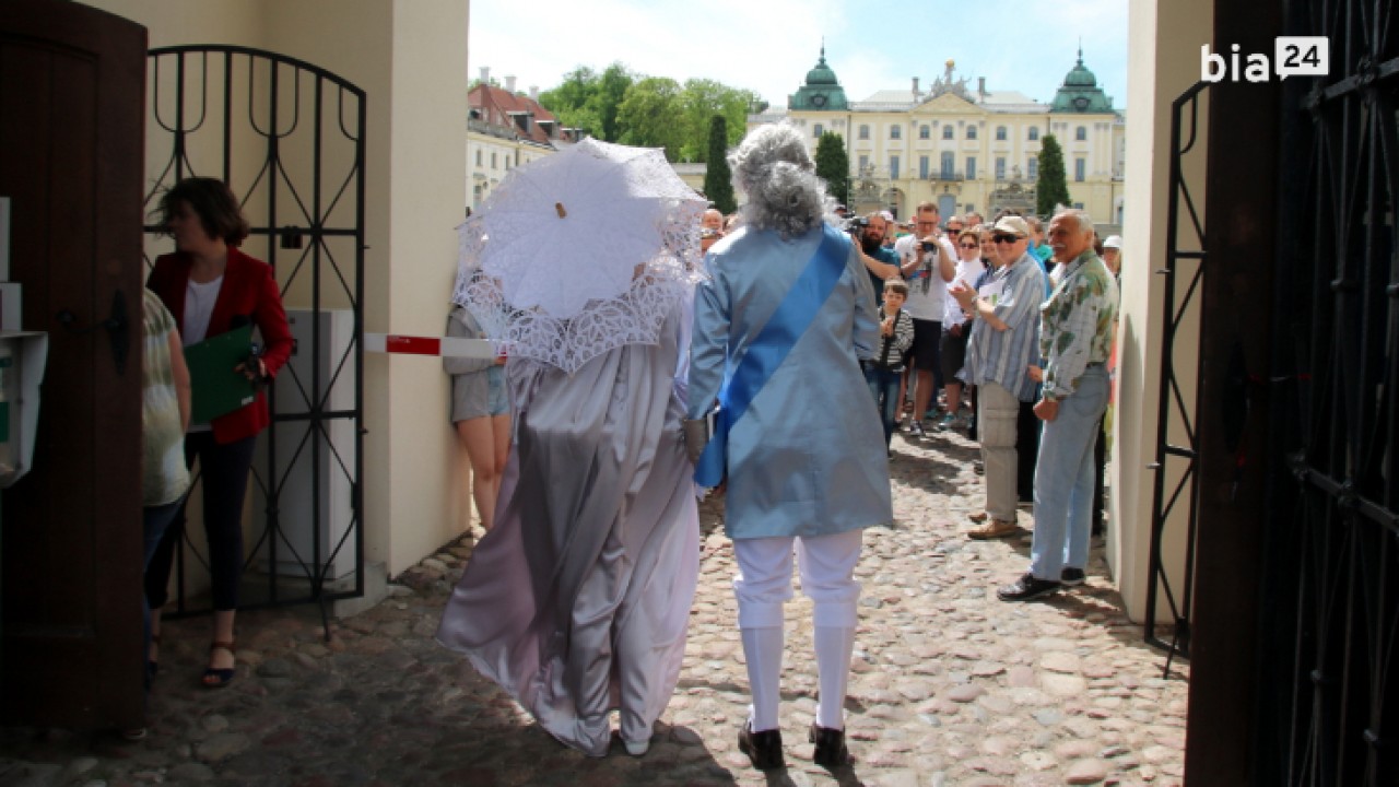 Dwoje historycznych przewodników pojawiło się w bramie wielkiej pałacu Branickich /fot. Bia24/