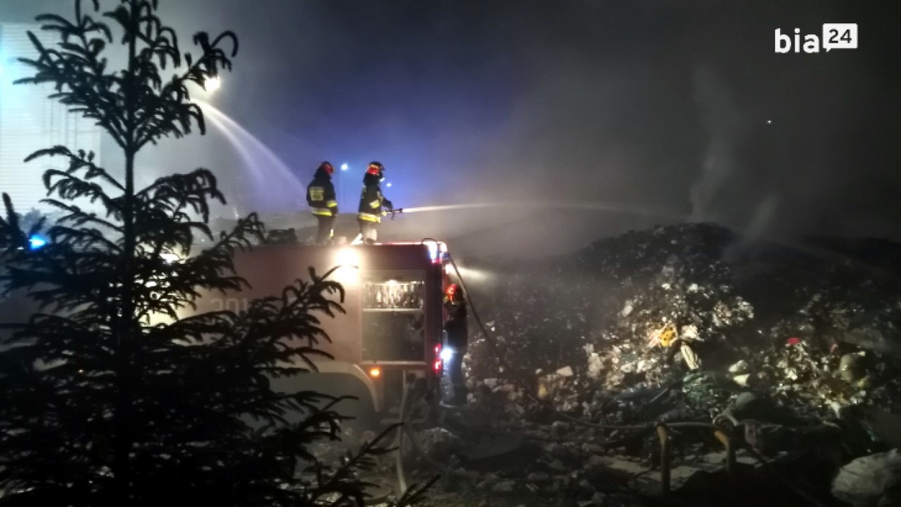 Strażacy gaszą płonącą hałdę odpadów /fot. H. Korzenny/