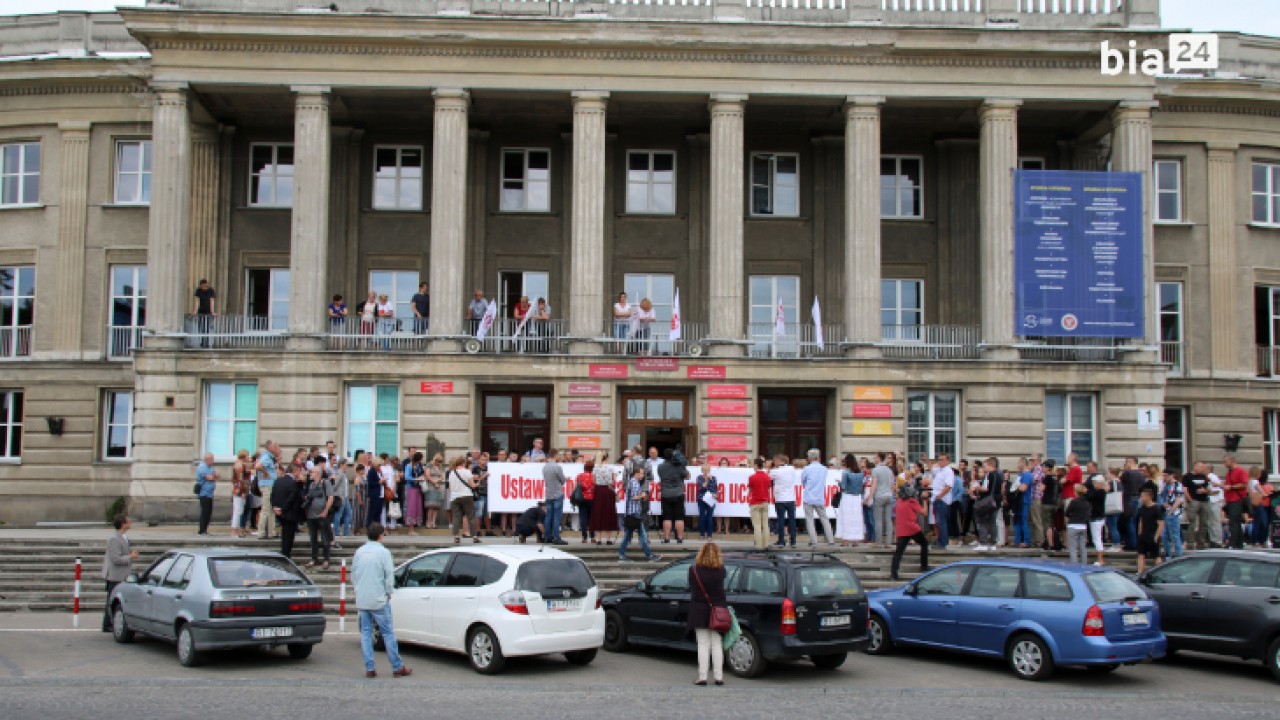Protest przed budynkiem uniwersytetu /fot. H. Korzenny/