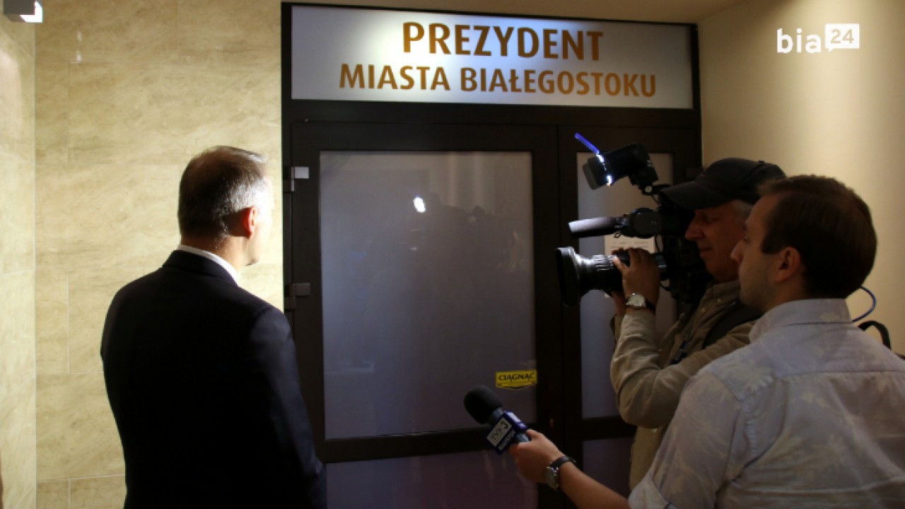 Poseł Jacek Żalek i ekipa TVP przed drzwiami gabinetu prezydenta Białegostoku /fot. archiwum Bia24/ 
