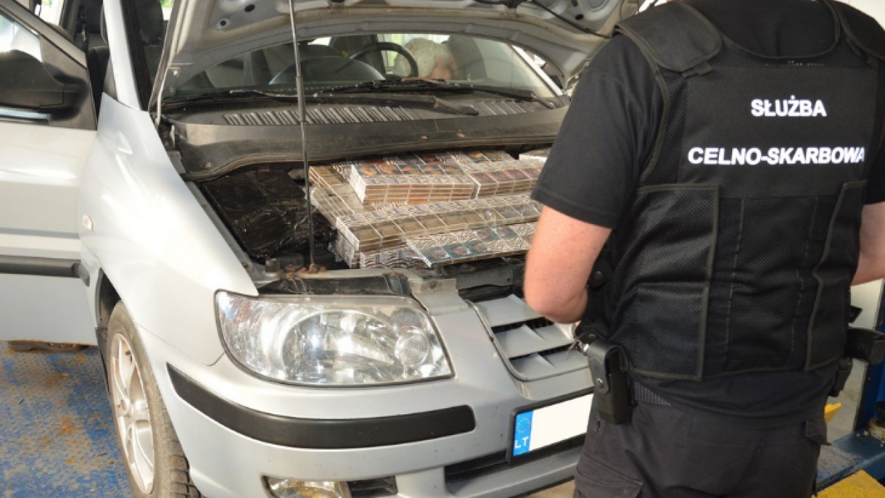 Litwin ukrył papierosy w całym samochodzie /fot. Podlaska KAS/ 