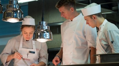 Laureaci konkursu "Gotuj z&nbsp;klasą" zakończyli staż w&nbsp;warszawskiej restauracji Karola Okrasy