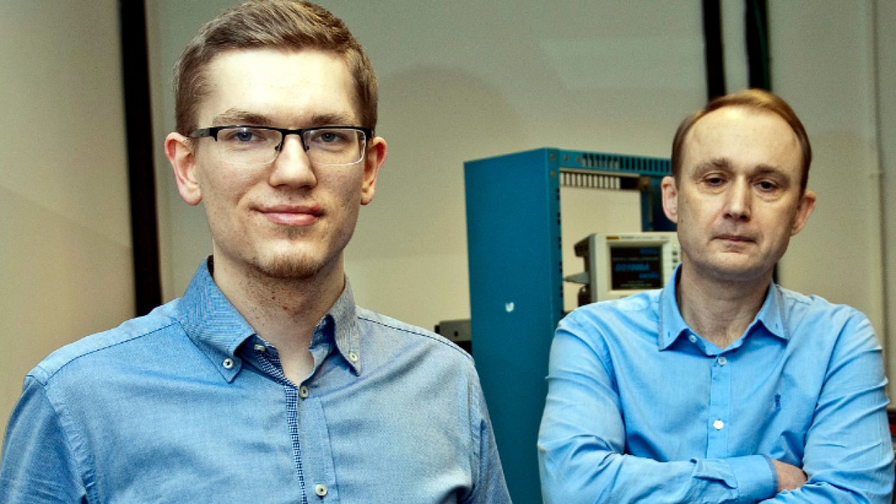 Dr Krzysztof Szerenos (z lewej) i dr hab. Andrzej Stupakiewicz - promotor rozprawy doktorskiej /fot. UwB/