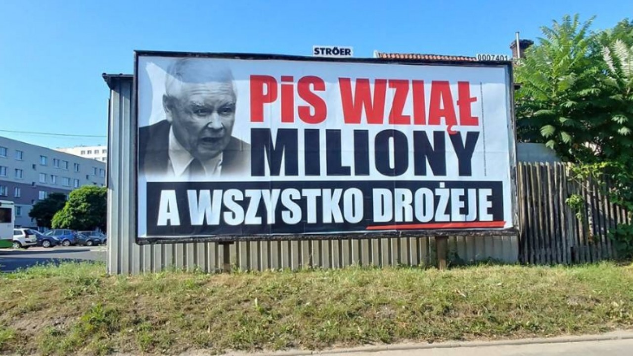 Billboard z takim hasłem pojawił się wczoraj przy ul. Towarowej w Białymstoku /foto.K.Zalewski/