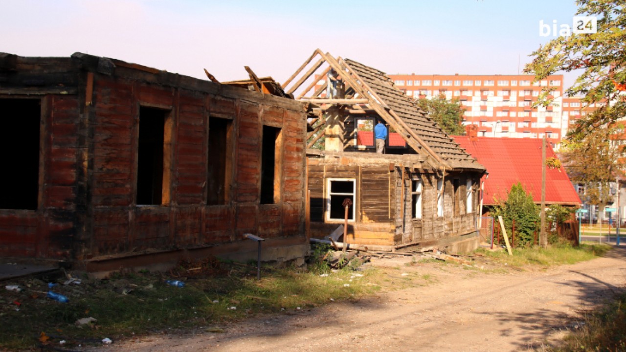 Rozbiórka drewnianych domów na ulicy Czarnej /fot. H. Korzenny/