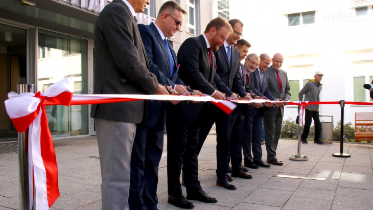 Symboliczne przecięcie wstęgi otwiera szpital całkowicie odmieniony /fot. H. Korzenny/ 