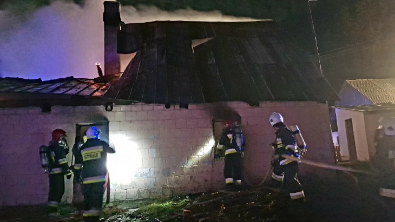 Strażacy gaszą płonący dom /fot. OSP Sztabin/