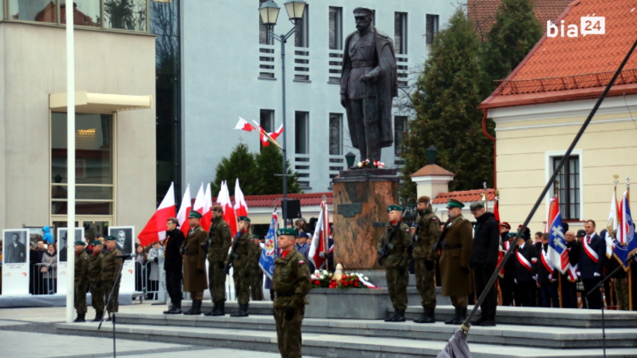Uroczystości przed pomnikiem Józefa Piłsudskiego /fot. H. Korzenny/