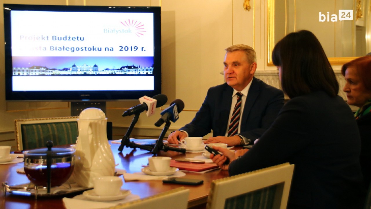 Prezydent przedstawia dziennikarzom projekt budżetu Białegostoku na 2019 /fot. H. Korzenny/