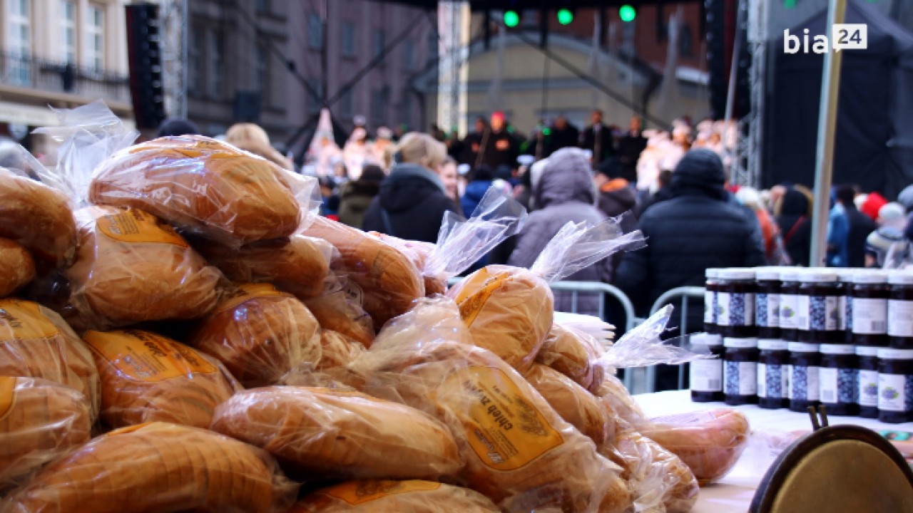 Tysiące bochenków chleba na Ekumenicznej Wigilii Miejskiej w Białymstoku /fot. Bia24/
