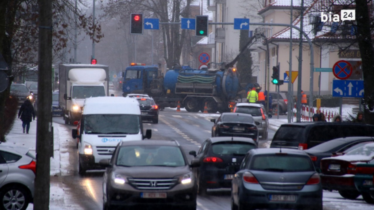 Samochód Wodociągów blokuje przejazd przez ulicę Mickiewicza w Białymstoku /fot. Bia24/ 